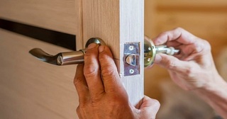 Установка и замена дверной ручки в Екатеринбурге от 277 руб. – Мастер24, монтаж фурнитуры, недорого